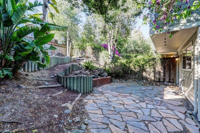 Building Photo - 2 Bed / 1 Bath townhome in sunny Potrero H...