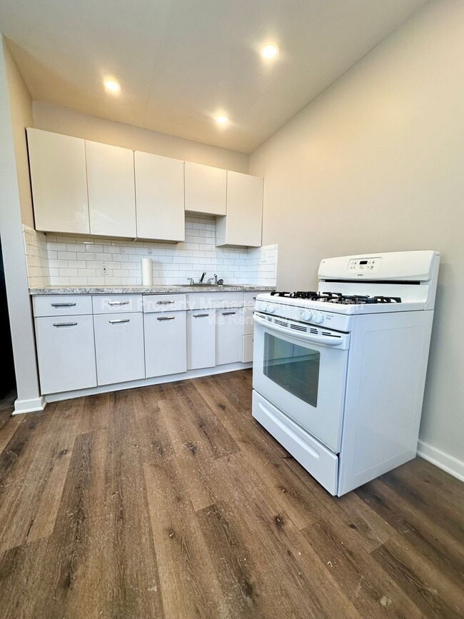 Building Photo - 126 Earl St