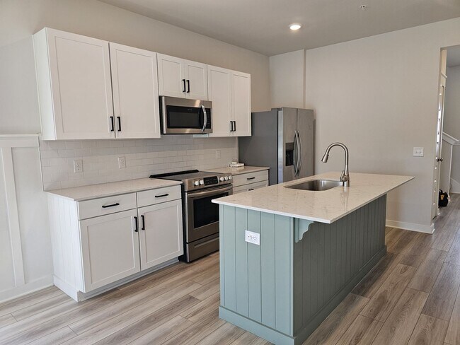 Building Photo - 645 Birdie Dr