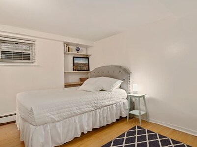 Building Photo - 806 W George St