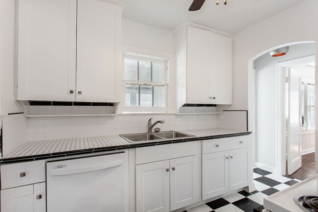 Building Photo - 2 Bedroom, 1 Bath near Lower Greenville