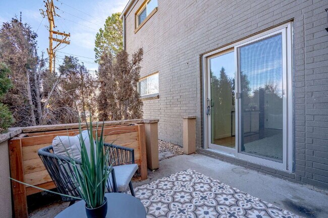 Building Photo - Stylish 2BR/2BA Condo with Patio & Parking...