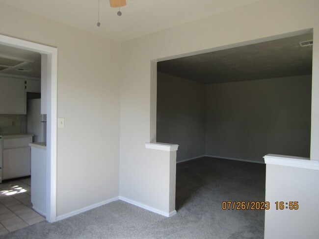 Building Photo - Very nice townhome located in the Heritage...