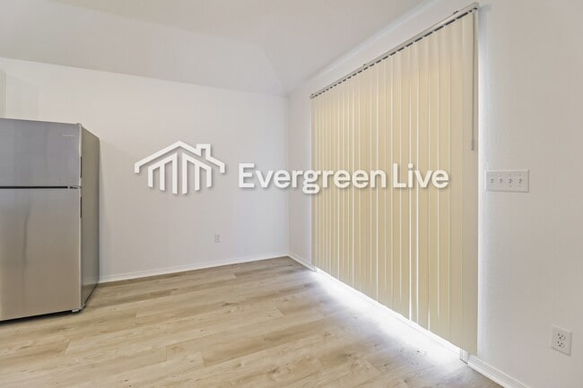 Building Photo - 40 10 Point Ln