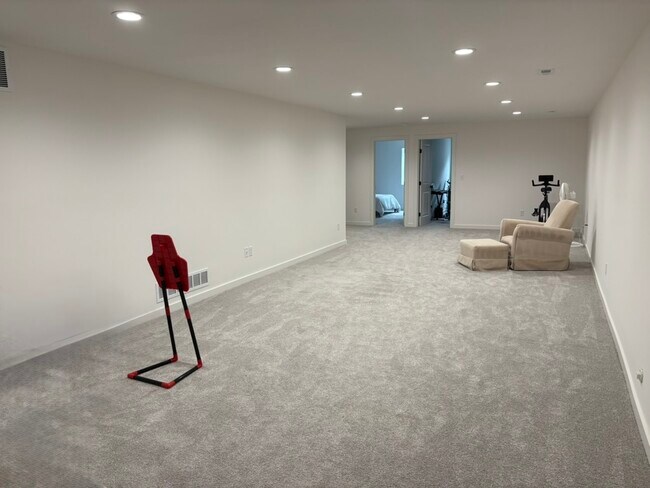 Building Photo - 5290 N Pinecrest Ct