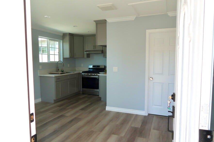 Building Photo - 9232 1/2 Coachman Ave