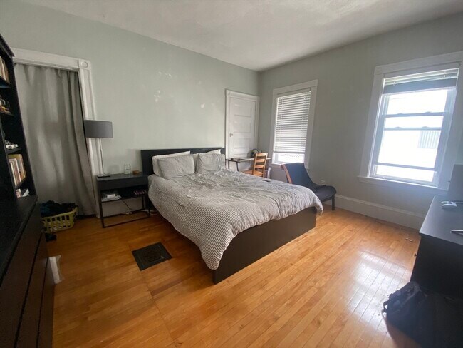 Building Photo - 410 Medford St