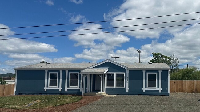 Primary Photo - Beautifully Remodeled Home for Rent – Mode...