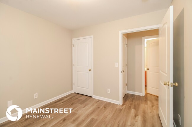 Building Photo - 3923 Springbrook Dr