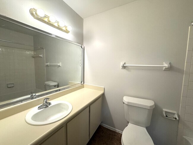 Building Photo - 652 Kenwick Cir