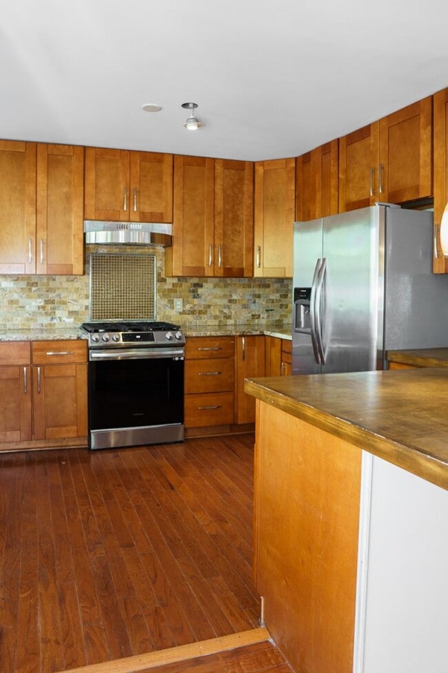 Building Photo - Coastal Charm in the Heart of Port Royal