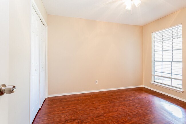 Building Photo - 3004 Pecan Springs Rd