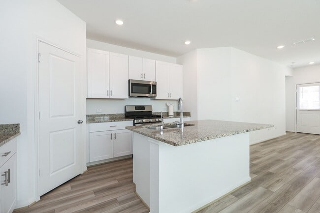 Building Photo - 1704 Greendale Dr