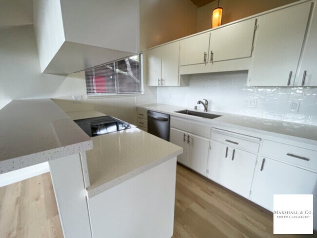 Building Photo - NEW LISTING! REMODELED, BAY VIEWS, DOWNTOW...