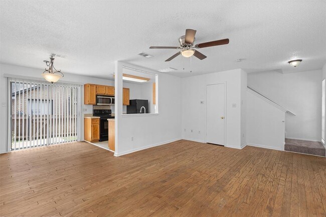 Building Photo - 1015 E Yager Ln