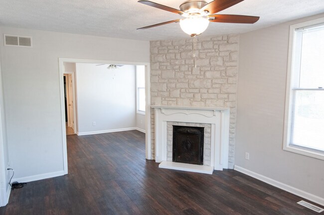 Building Photo - 125 E 10th St