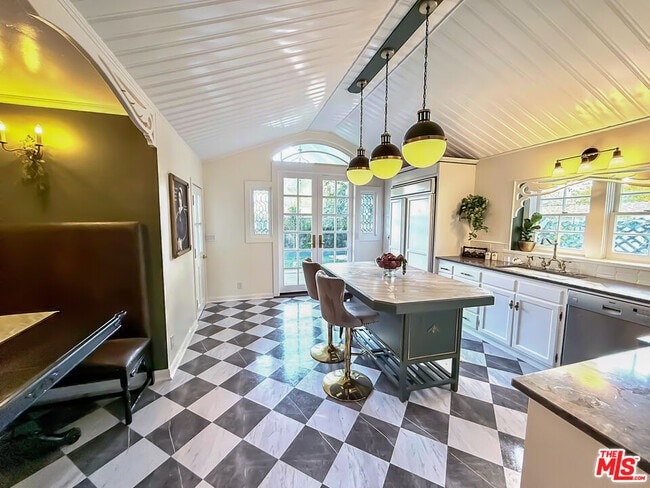 Building Photo - 370 Main St