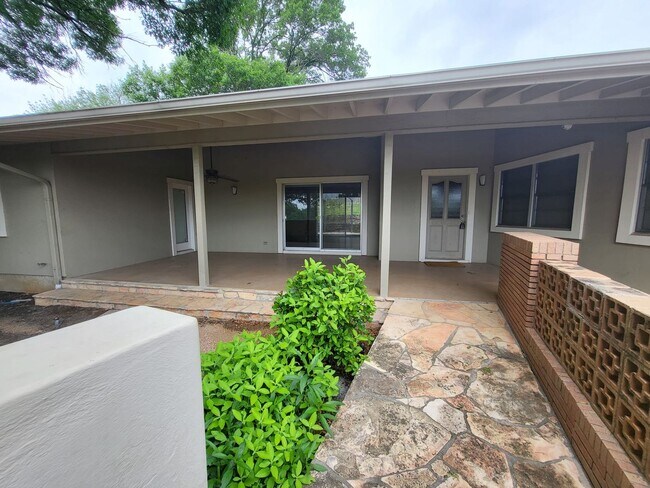 Building Photo - Mid-century home ready for move-in