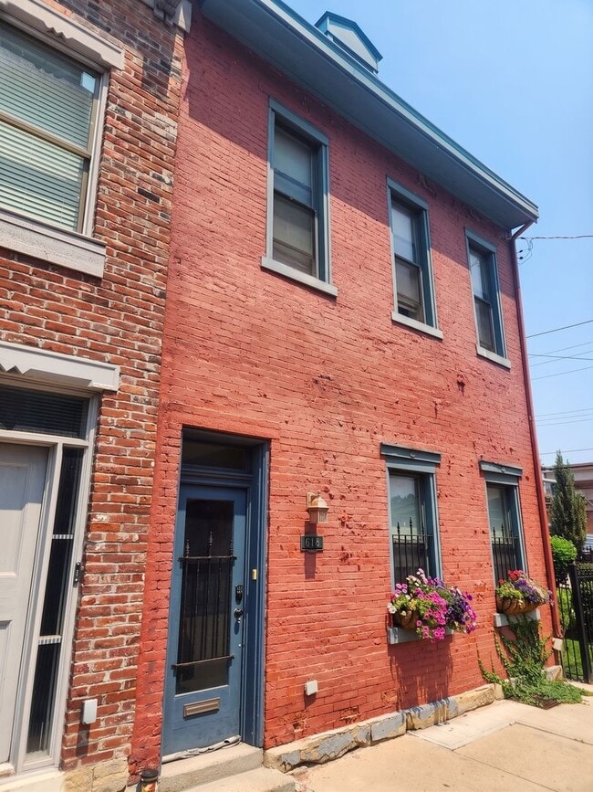 Building Photo - 618 Lockhart St