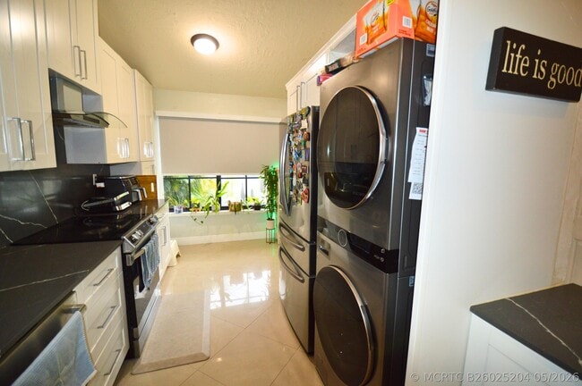 Building Photo - 2280 Poinsetta Ct