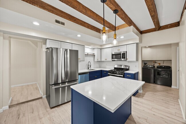 Building Photo - 16 School St