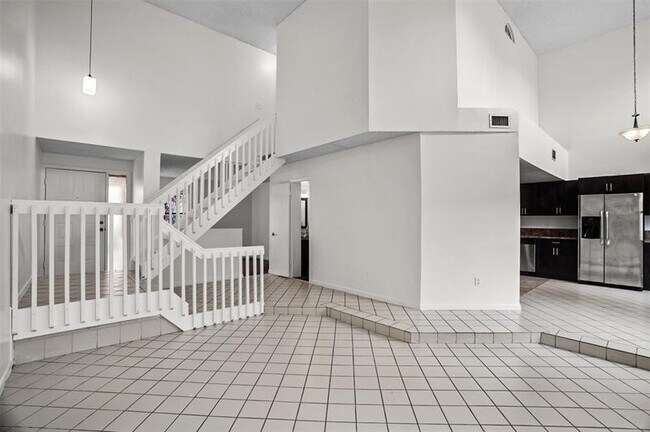 Building Photo - 1013 SW 112th Ter