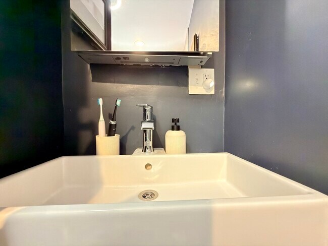 Building Photo - 62 Melrose St