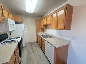 Building Photo - SPACIOUS AND BRIGHT 2 bed/2 bath In gated community