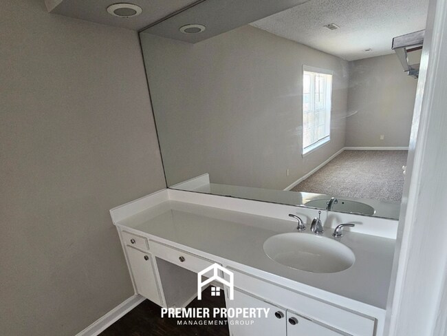 Building Photo - Spacious 4BR/3BA Memphis Home w/ Vaulted Ceilings, Hardwood Floors & 2-Car Garage