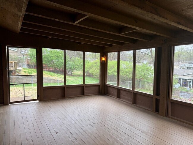 Building Photo - 3 Bedroom 3.5 Bathroom Home In Ballwin