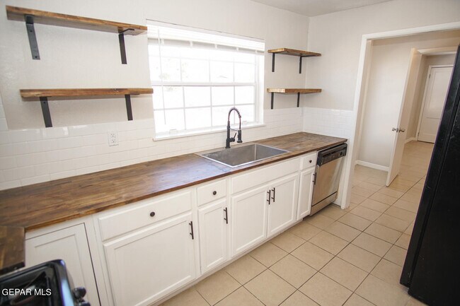 Building Photo - 3817 Thomason Ave