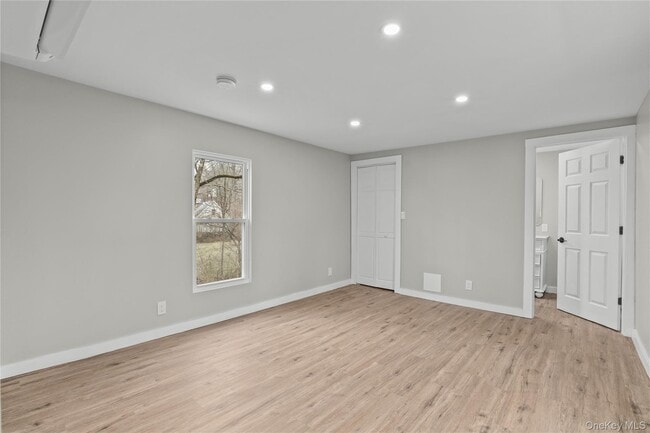 Building Photo - 8 Teatown Ct