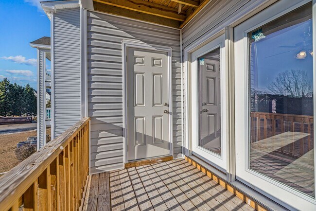 Building Photo - NEW Interior 3 bedroom 2 bathroom home