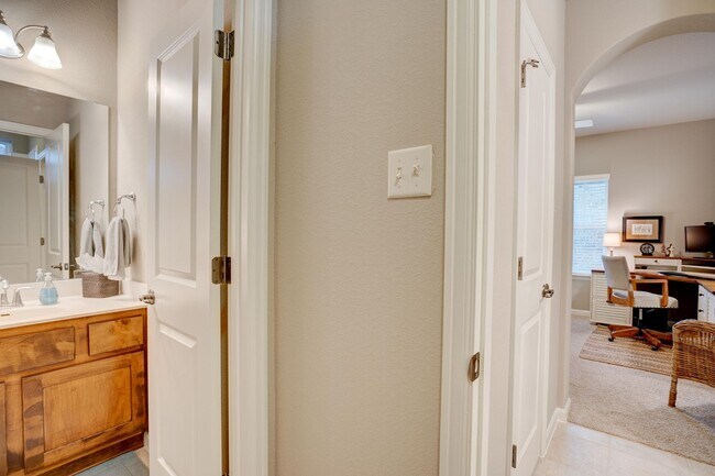 Building Photo - Beautiful 4 Bedroom, 3.5 Bathroom Home with Garage & Private Backyard