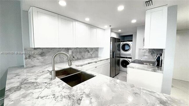 Building Photo - 1717 N Bayshore Dr