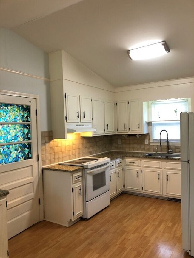 Building Photo - Travelers Rest !! 3 BR, 2 BA with Great Living Space - Den, Bonus Room, Primary Suite has a HUGE ...