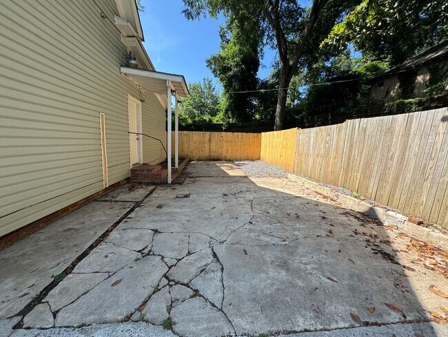 Building Photo - Large 4/2.5 House in S Rome $1,350