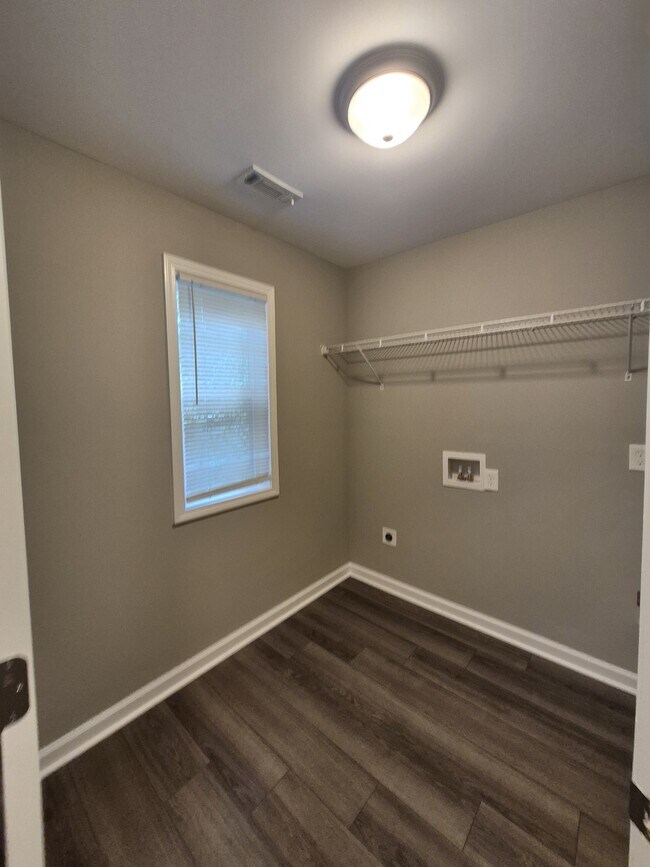 Building Photo - 595 Vaughn Rd