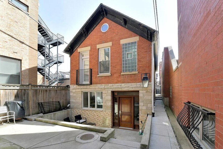 Coach House - 2327 N Southport Ave