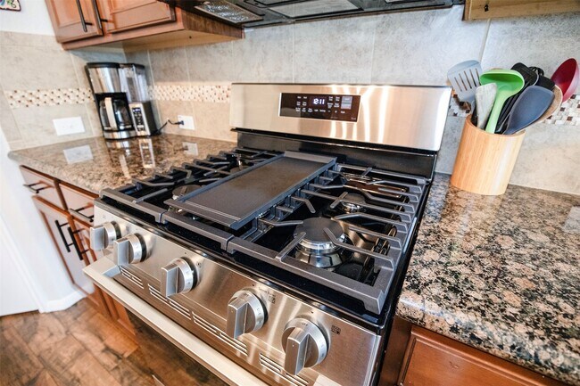 Building Photo - 2110 Stonehollow Ct