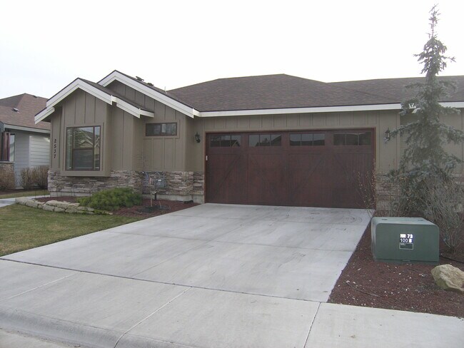 Building Photo - 2537 E Hidden Crk St