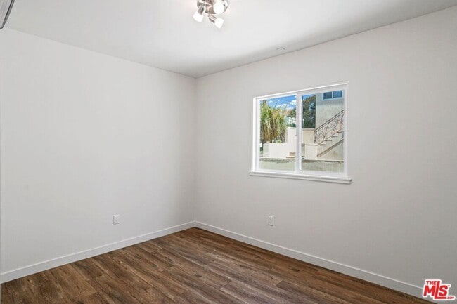 Building Photo - 1166 Cochran Ave