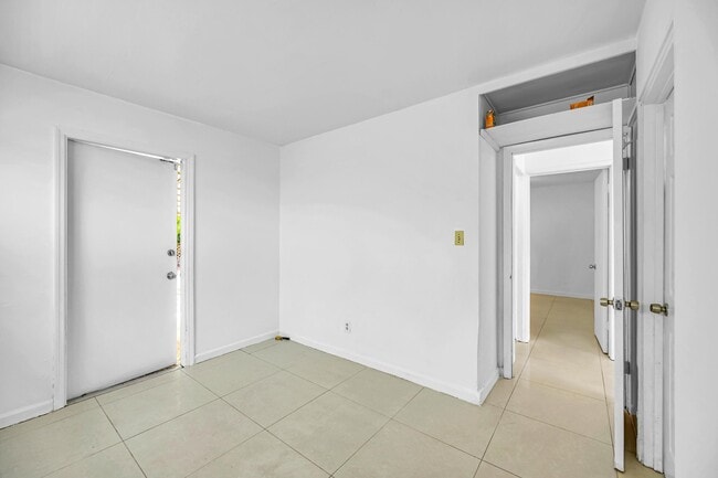 Building Photo - 2107 NE 15th Ave