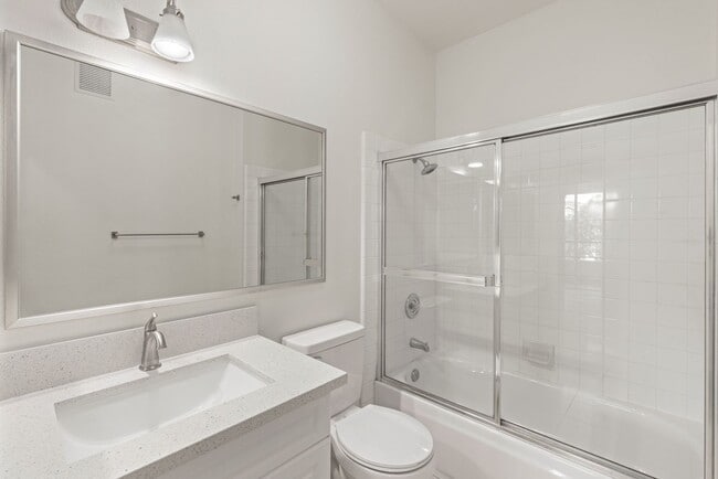 Building Photo - ? Spacious 2 Bedroom / 2 Bath Condo in Sab...