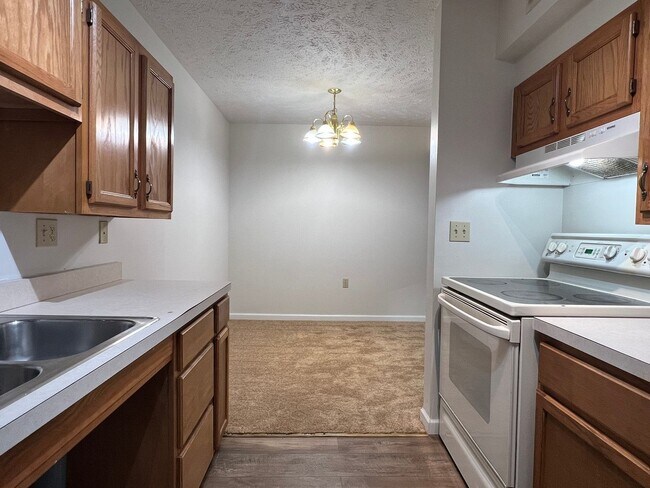 Building Photo - Downtown 2-Bdr 2-Bth Condo - First Floor -...
