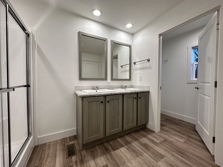 Building Photo - 15 Hartland St N