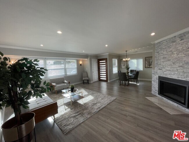 Building Photo - 4439 Don Zarembo Dr