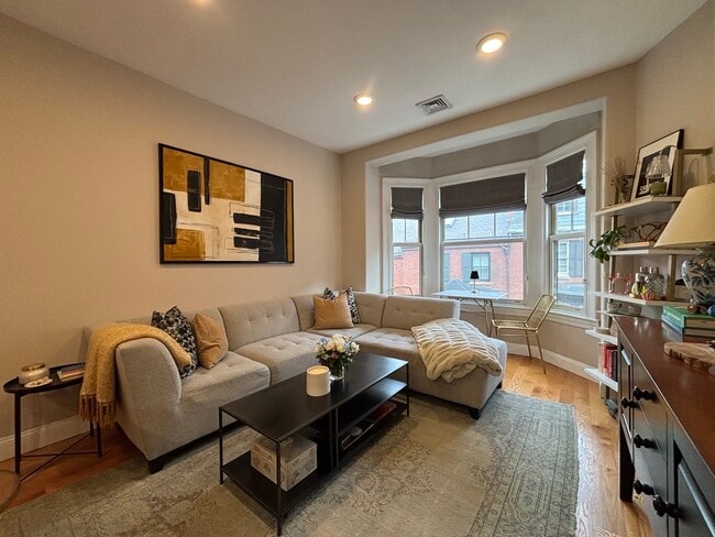 Building Photo - 92 Pinckney St