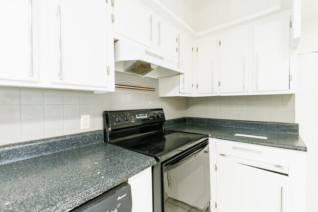 Building Photo - Newly remodeled 3/2/2 in north Lubbock!  M...