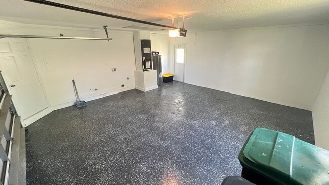 Building Photo - Bright & Spacious 3/2 Home with Huge Yard + Screened Patio — Lawn Care Included!